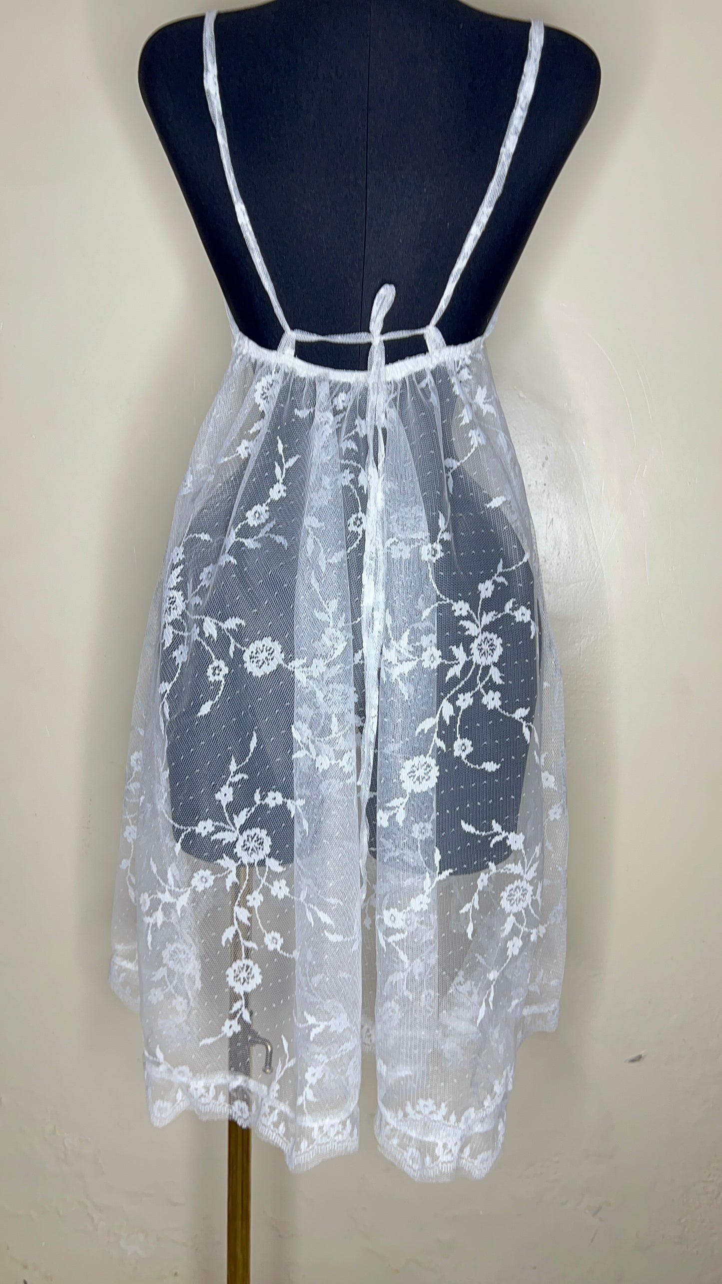 LINGERIE EN DENTELLE BLANCHE – TRANSPARENCE ET SÉDUCTION