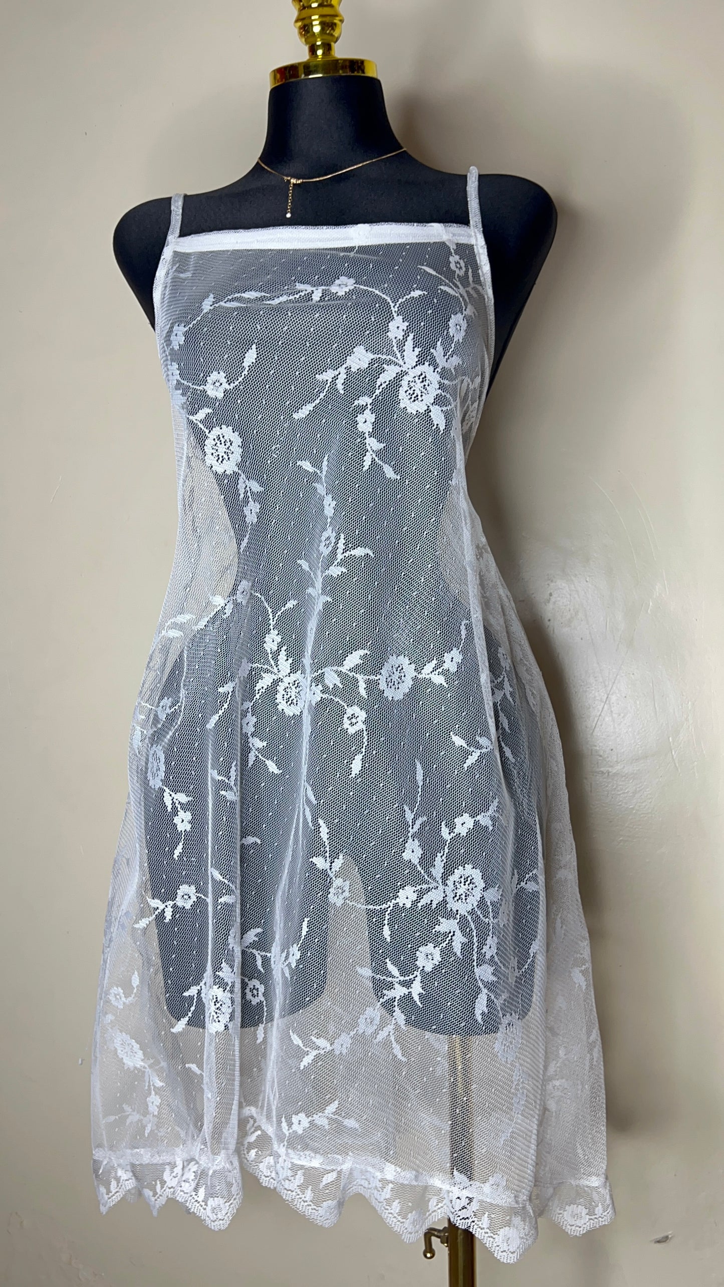 LINGERIE EN DENTELLE BLANCHE – TRANSPARENCE ET SÉDUCTION