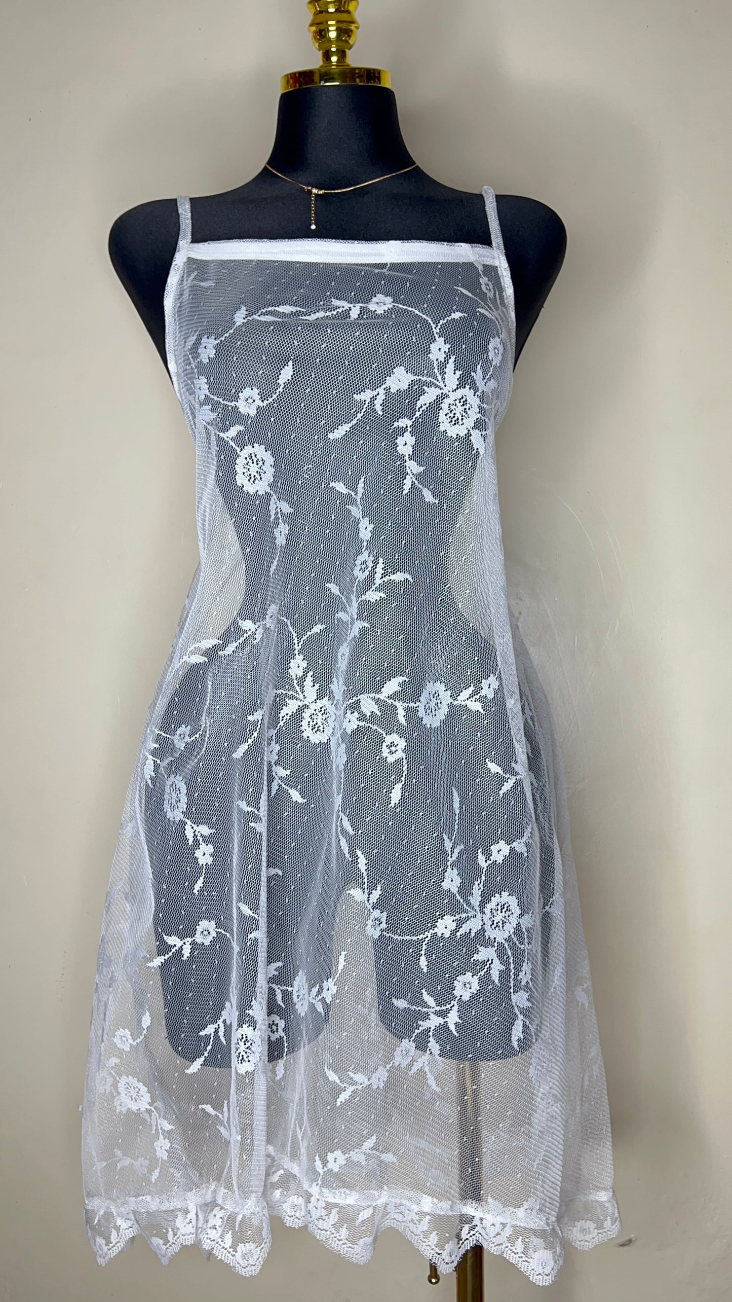 LINGERIE EN DENTELLE BLANCHE – TRANSPARENCE ET SÉDUCTION