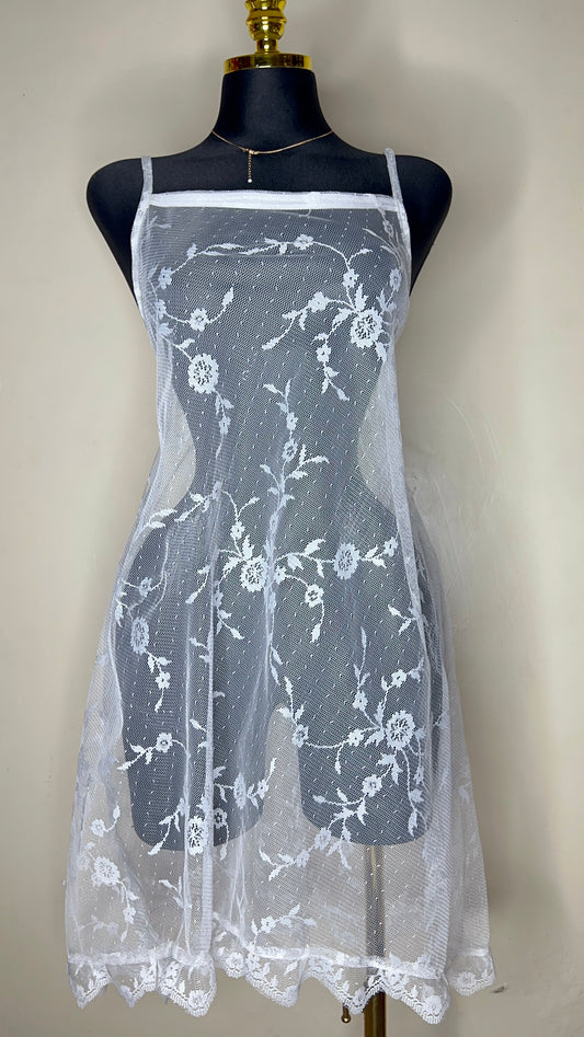LINGERIE EN DENTELLE BLANCHE – TRANSPARENCE ET SÉDUCTION