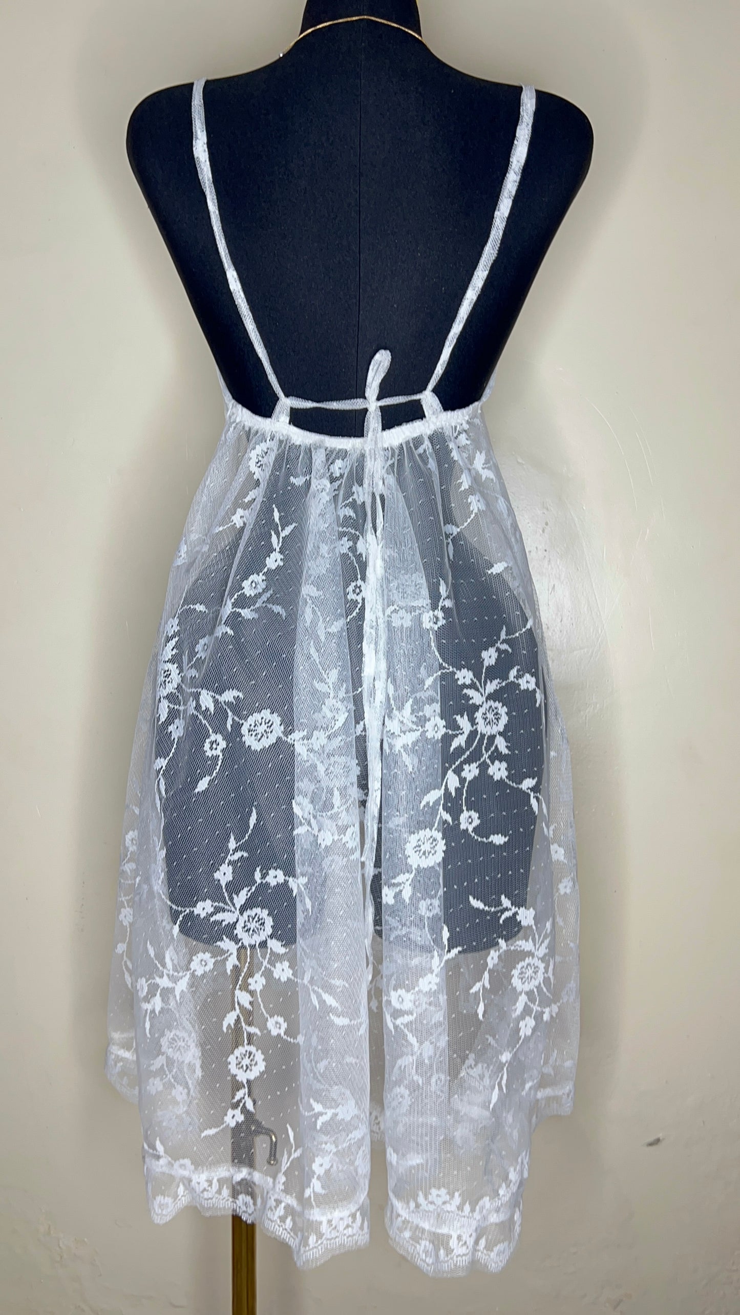 LINGERIE EN DENTELLE BLANCHE – TRANSPARENCE ET SÉDUCTION