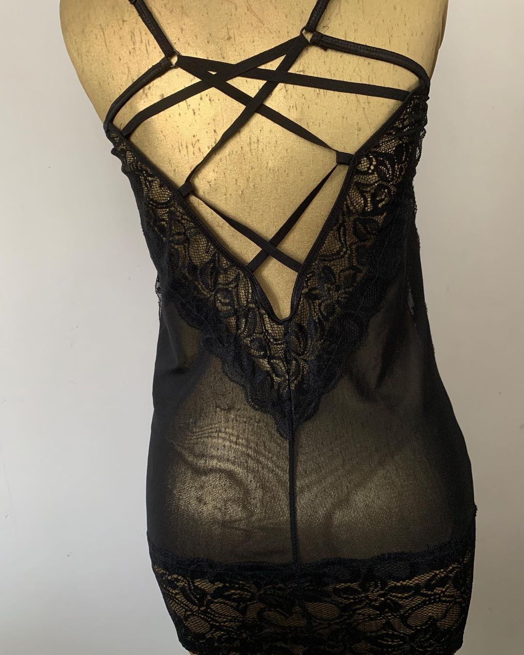 ROBE LINGERIE SEXY NOIRE avec String Assorti réf: hasna